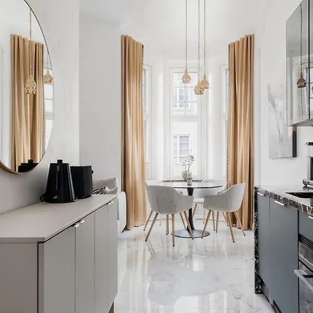 Renovated Luxury - Premier Centre Hub *